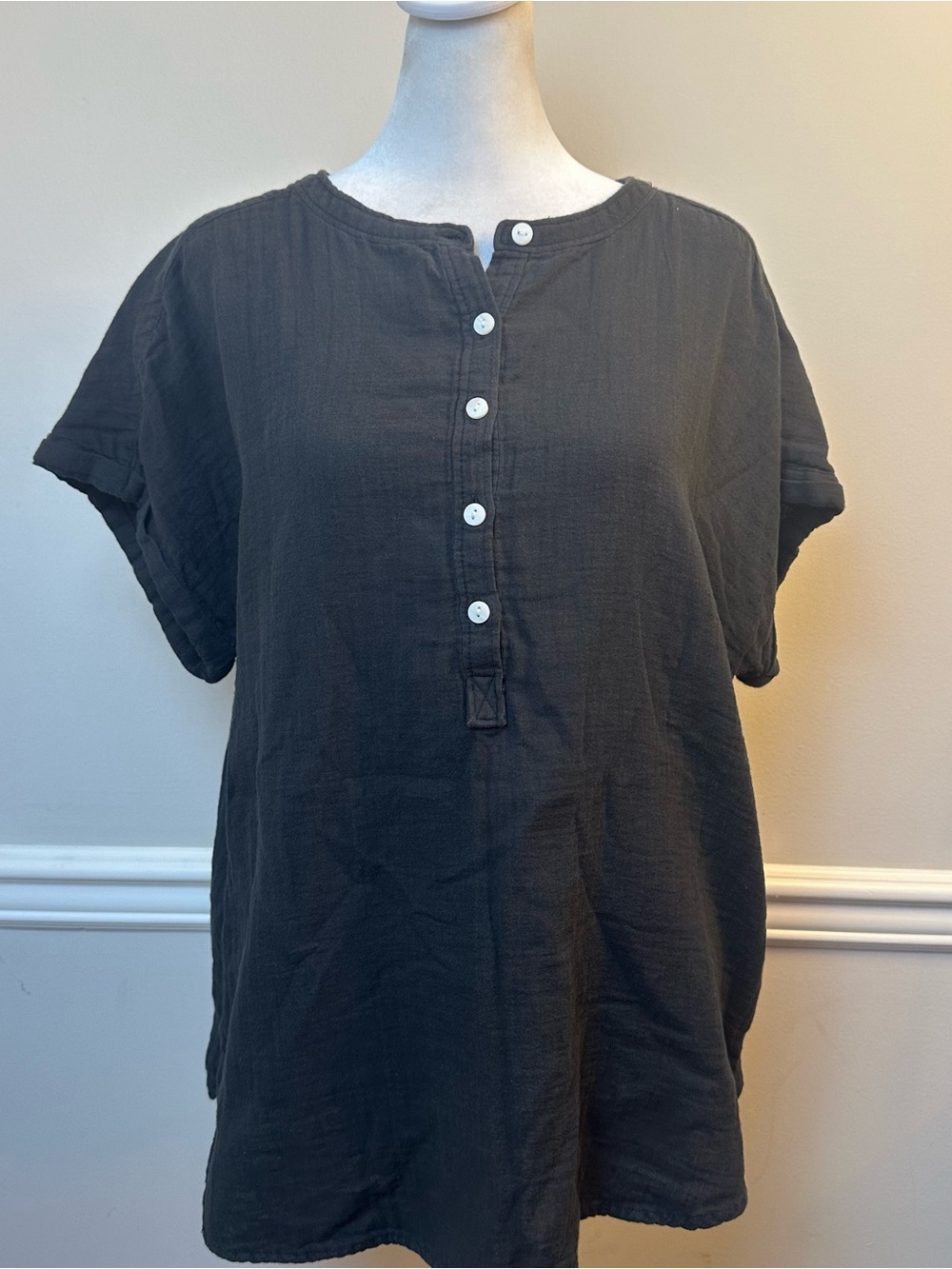 Quince Black Button-Front Henley Short-Sleeve Top M